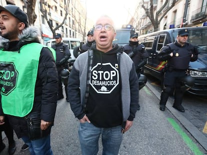 Protesta contra un desahucio en un edificio de Madrid.