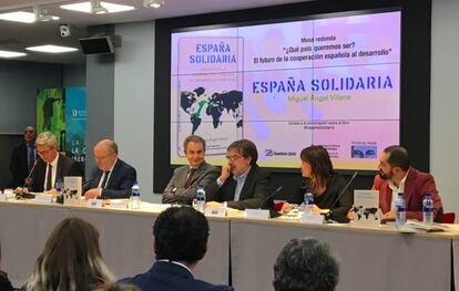 Presentaci&oacute;n del libro &#039;Espa&ntilde;a solidaria&#039;. De izquierda a derecha, representante de la Editorial Planeta, Fernando Garc&iacute;a-Casas, Jos&eacute; Luis Rodr&iacute;guez Zapatero, Miguel &Aacute;ngel Villena, Leire Paj&iacute;n y David &Aacute;lvarez. Foto: G. FANJUL.