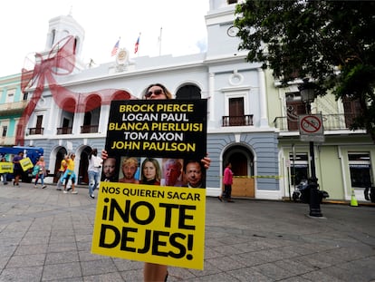 Una activista del colectivo Escambrón Unido sostiene una pancarta durante una protesta contra la privatización de las playas, el 15 de noviembre de 2022, frente al Ayuntamiento de San Juan (Puerto Rico).