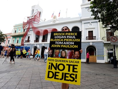 Una activista del colectivo Escambrón Unido sostiene una pancarta durante una protesta contra la privatización de las playas, el 15 de noviembre de 2022, frente al Ayuntamiento de San Juan (Puerto Rico).