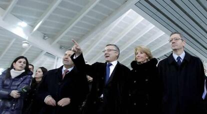 El ministro de Fomento, José Blanco, la presidenta de la Comunidad de Madrid, Esperanza Aguirre, y el alcalde de Madrid, Alberto Ruiz-Gallardón, han presentado la nueva terminal de llegadas de la estación de Atocha