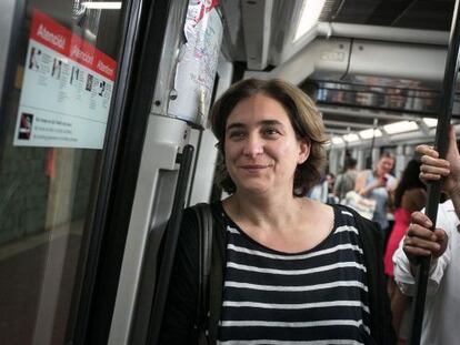 Ada Colau va en metro al seu primer dia de feina. 