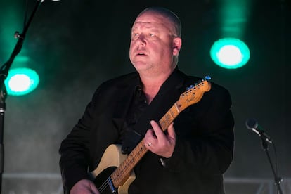 Black Francis, cantante de The Pixies. “Me han preguntado tantas veces que qué pienso de que Kurt Cobain dijera que Smells Like Teen Spirit era un plagio de una canción de los Pixies… Ya no sé qué contestar. ¿Por qué es eso tan importante? Supongo que porque Nirvana vendió un montón de discos. Me llaman para hacerme entrevistas en el aniversario de la muerte de Kurt Cobain. Quieren que suelte mierda sobre un pobre tipo que se voló la tapa de los sesos. […] Estoy harto de todo eso. Toda la cultura es así. Esta moda de la nostalgia es una locura”. AV Club, 2006