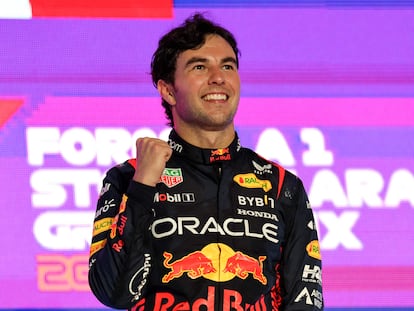 Checo Pérez celebra su victoria en el Gran Premio de Arabia Saudí, este domingo.