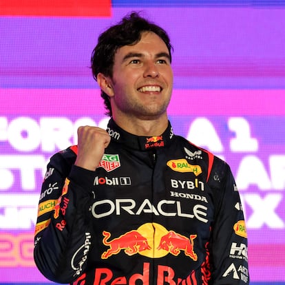 Checo Pérez en el podio tras ganar el Gran Premio de Arabia Saudí