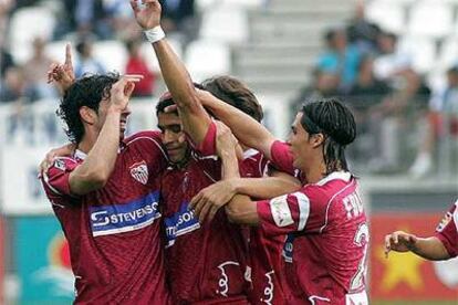 Los jugadores del Sevilla abrazan a Renato tras el gol del brasileño.