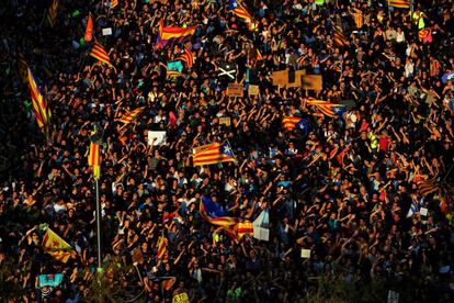 Manifestación en la plaza de la Universidad de Barcelona, dos días después del referéndum ilegal independentista. 
 
 