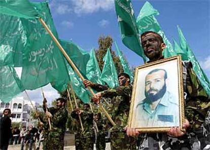 Militantes de Hamás, durante un homenaje a Ibrahim al Makadme celebrado en la Universidad de Gaza.