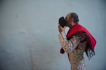 Un subalterno espera el comienzo de la corrida de rejones el primer día de los Sanfermines.