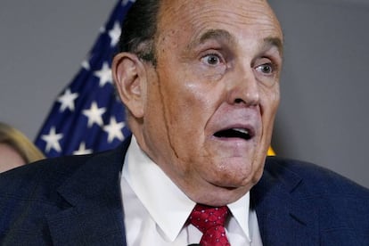 <b>Los chorretones de Rudolph Giuliani.</b> El exalcalde de Nueva York y abogado personal de Donald Trump ha liderado la fallida ofensiva judicial del presidente estadounidense para denunciar el supuesto fraude en las elecciones. Sus recursos, al igual que su tinte capilar, se han ido desmoronando con el paso de los días (esta foto fue tomada el 19 de noviembre). El pasado 6 de diciembre dio positivo por coronavirus.