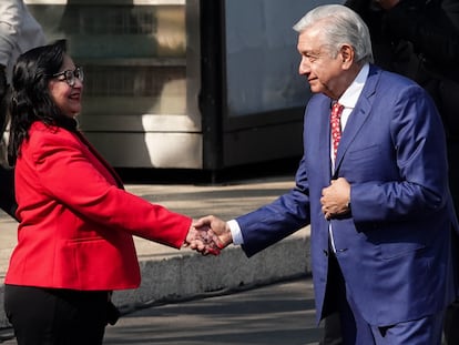 El presidente de México, Andrés Manuel López Obrador, saluda a la ministra Norma Piña, en Ciudad de México, este jueves.