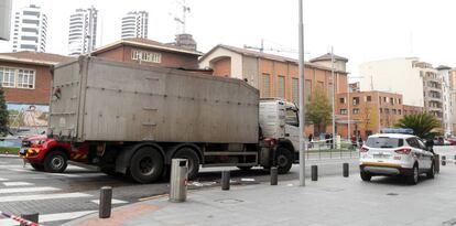 Imagen del accidente ocurrido esta mañana en el centro de Bilbao, donde un camión ha arrollado a una ciclista de 46 años.