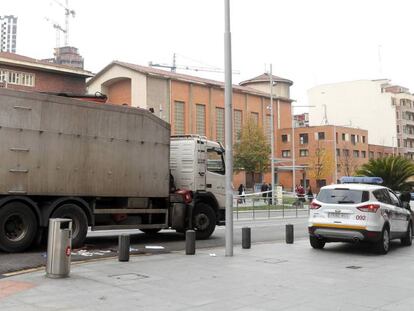 Imagen del accidente ocurrido esta mañana en el centro de Bilbao, donde un camión ha arrollado a una ciclista de 46 años.