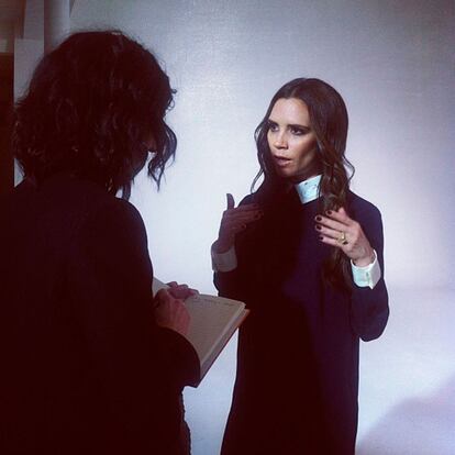 Victoria Beckham explica en persona su colección.