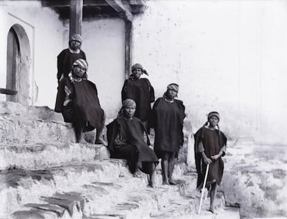 Un grupo de hombres en la entrada de un edificio, en una fotografía sin fecha exacta.