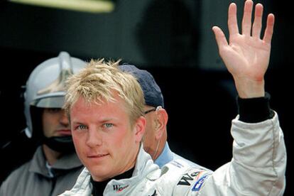 Kimi Raikkonen saluda a los aficionados que festejan su mejor tiempo en los entrenamientos.