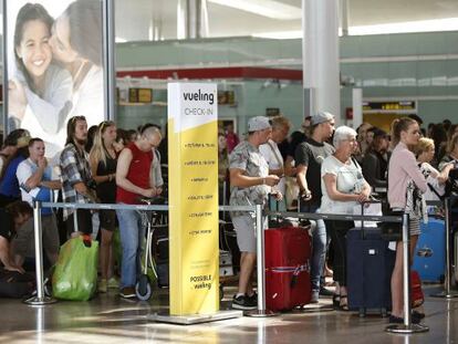 Colas de facturaci&oacute;n en los mostradores de Vueling en la Terminal 1 del Aeropuerto de El Prat, en Barcelona, el pasado mes de julio.