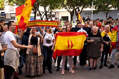 Grupos de extrema derecha rodeaban este domingo la sede del PSOE en Castellón en protesta contra la amnistía. 
