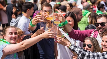 Tanto en los chigres (bares tradicionales), como en las fiestas populares, el ambiente vecinal de camaradera est vinculado a la sidra desde el siglo XIX.