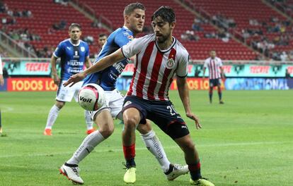 Pizarro cubre el balón ante la marca de Mier