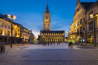 Plaza de Sint-Baafsplein, en Gante, con la torre del Campanario al fondo.