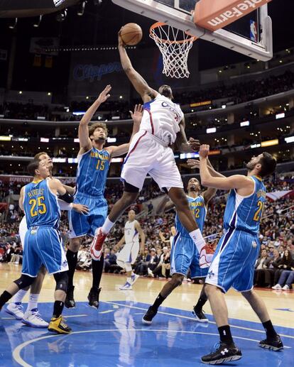 DeAndre Jordan a punto de machacar el aro de los Hornets.