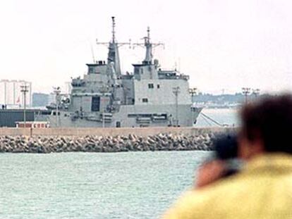 El buque de asalto anfibio <i>Galicia</i>, momentos antes de su partida de la base naval de Rota.