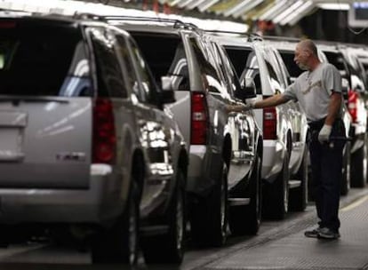 Un empleado de General Motors revisa varios coches en la planta de Arlington (Tejas).