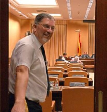 Un ujier del Congreso de los Diputados cierra la puerta de una sala. EFE/Archivo