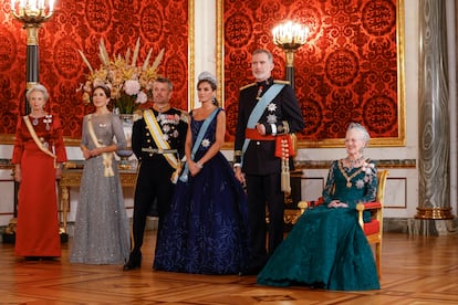 Los reyes de España, Felipe y Letizia, posan junto a  la reina Margarita de Dinamarca, el príncipe Federico y la princesa María, y la princesa Benedicta, a su llegada a la cena de gala ofrecida en el palacio de Christiansborg.