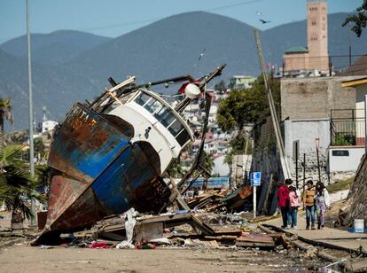 Um barco de pesca no porto de Coquimbó depois de um tsunami originado em decorrência do terremoto de magnitude 8,4 no Chile.