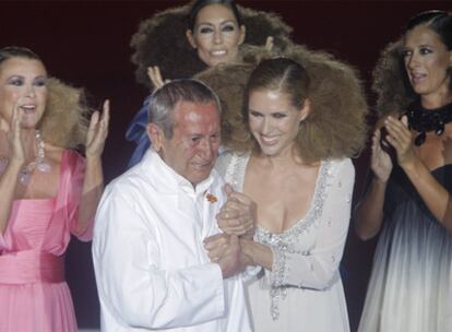 Elio Berhanyer con las modelos que han sido sus musas, durante el homenaje que le rindieron ayer en Cibeles.