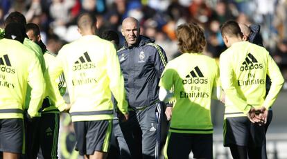 Zinedine Zidane charla con los jugadores del primer equipo en Valdebebas.