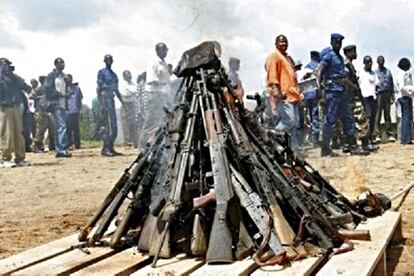 Muestra de algunas de las armas a destruir expuesta en el cuartel de Murray Town de Freetown / Foto Sierraloaded