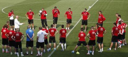 Michal Bilek, seleccionador checo, charla con los jugadores durante una sesión de entrenamiento.