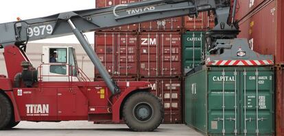 Aumento de exportaciones en España que favorece al descenso del déficit comercial.