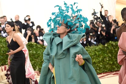 Frances McDormand, vestida de Valentino, y derrochando teatralidad en una entrada triunfal del año 2018.