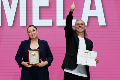 Los componentes del grupo musical Camela, Ángeles Muñoz y Dioni Martín, tras recibir la Gran Cruz de la Orden del Dos de Mayo. 
