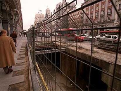 Obras de un aparcamiento subterráneo en la calle Alcalá de Madrid. PLANO GENERAL - PAISAJE URBANO
