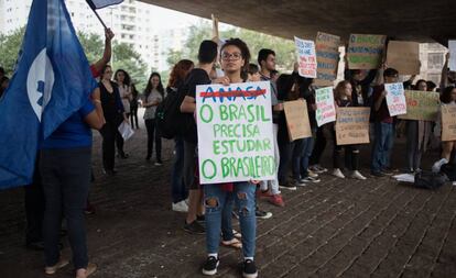 Serenna Perugia, estudante de Meteorologia na Universidade de São Paulo, sustenta um cartaz na que põe