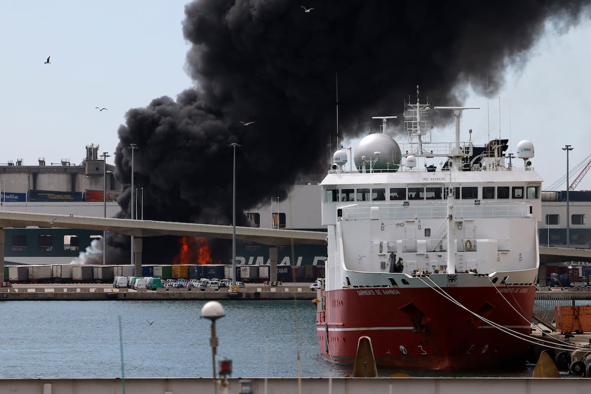 A fire at the ferry terminal in the port of Barcelona causes intense smoke | News from Catalonia A fire at the ferry terminal in the port of Barcelona causes intense smoke | News from Catalonia