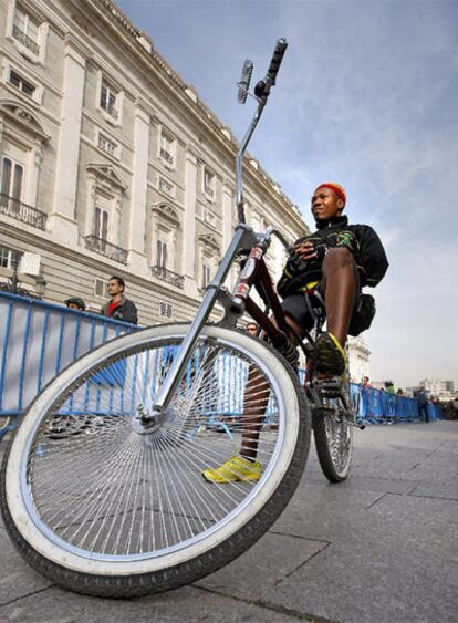 Un asistente a la marcha ciclista  en la Plaza de Oriente.