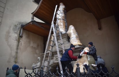 Trabajadores envuleven en Lviv las estatuas de la ciudad para tratar de protegerlas ante posibles bombardeos y ataques. 