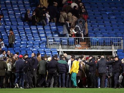 Los aficionados abandonan el Bernabéu.