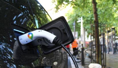 Vehículos eléctricos y Google Maps.