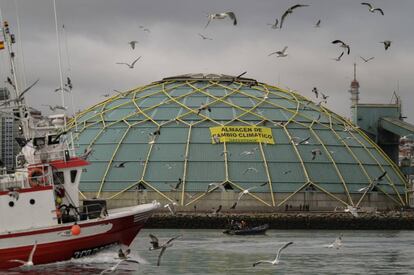 Protesta de Greenpeace en La Medusa de A Coru&ntilde;a, en una imagen cedida por la organizaci&oacute;n ecologista.