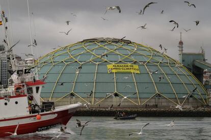 Protesta de Greenpeace en La Medusa de A Coruña, en una imagen cedida por la organización ecologista.