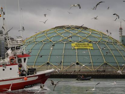 Protesta de Greenpeace en La Medusa de A Coru&ntilde;a, en una imagen cedida por la organizaci&oacute;n ecologista.