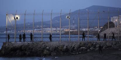 Efectivos de la Polic&iacute;a Nacional en la valla fronteriza de Ceuta.