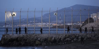 Efectivos de la Policía Nacional en la valla fronteriza de Ceuta.